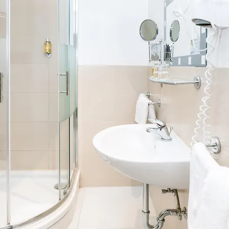 Astor By Campanile קיל